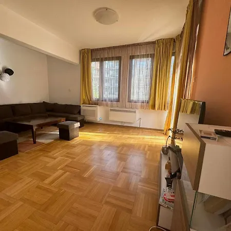 Moura Mountain & מלון