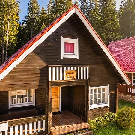 Moura Mountain & מלון