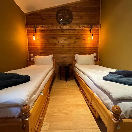 Moura Mountain & 4*