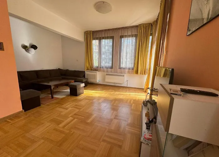 Moura Mountain & Hotel